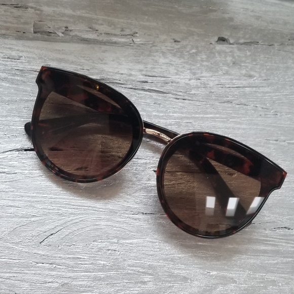 SUNNIES - Picture 3 of 4